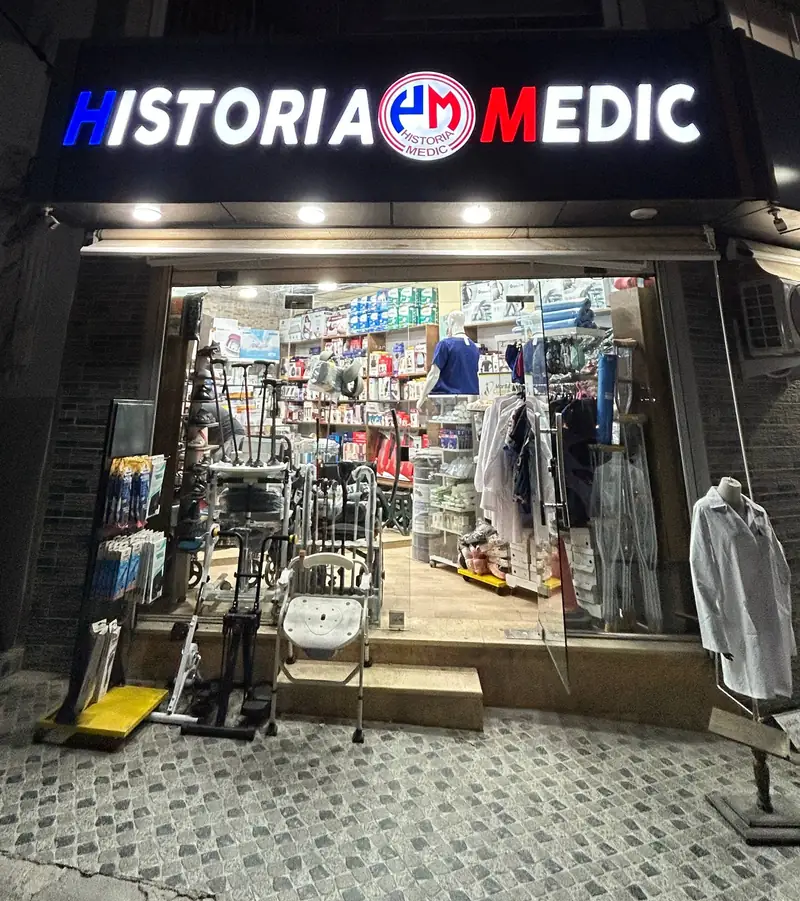 Façade illuminée de la boutique Historia Medic à Constantine, le soir